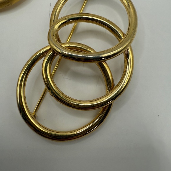 Vintage Gold Tone Brooch Collection, 5 piece lot, classic, grandma, euro, fem - Picture 10 of 10